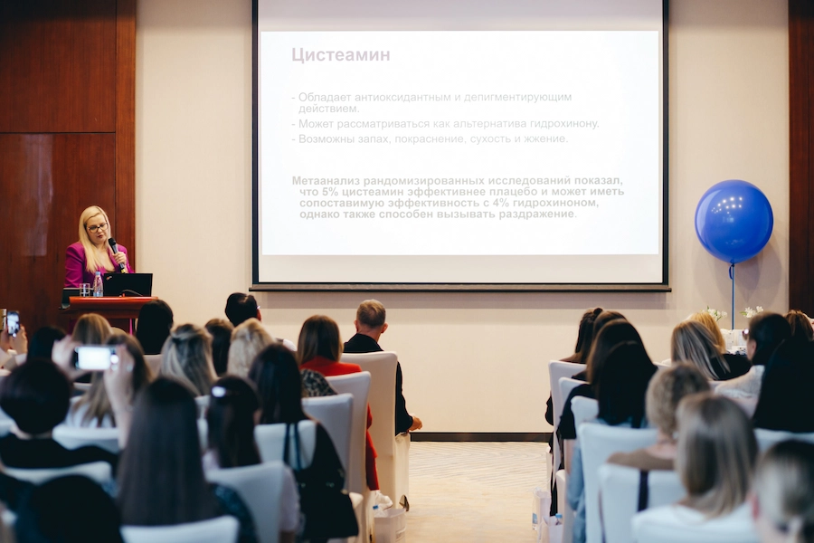 Dr. Yulia during the ZQ-II × LOVESKIN professional exchange